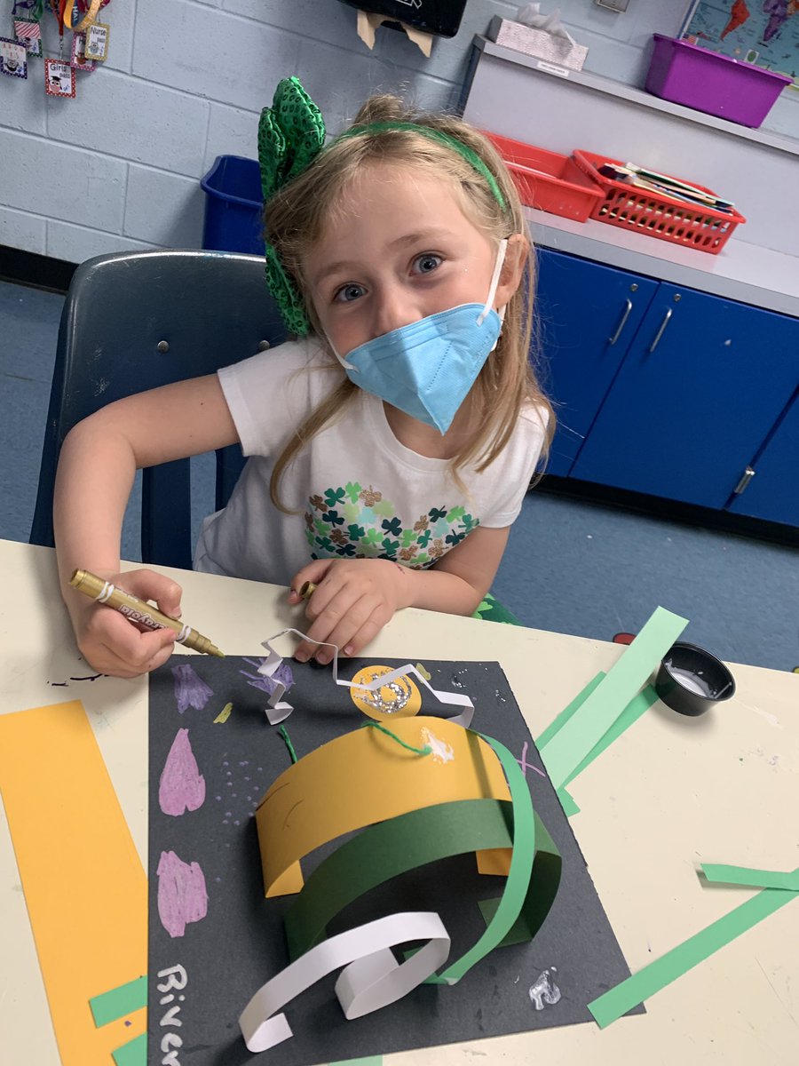 ArtCpes's tweet photo. Look at these amazing 3D paper sculptures by Ms. M’s Kindergarten artists today- Leprechaun 🍀 traps 🪤 #arteducation #elementaryart #glitter #metallicmarkers https://t.co/CUXISQYUgo