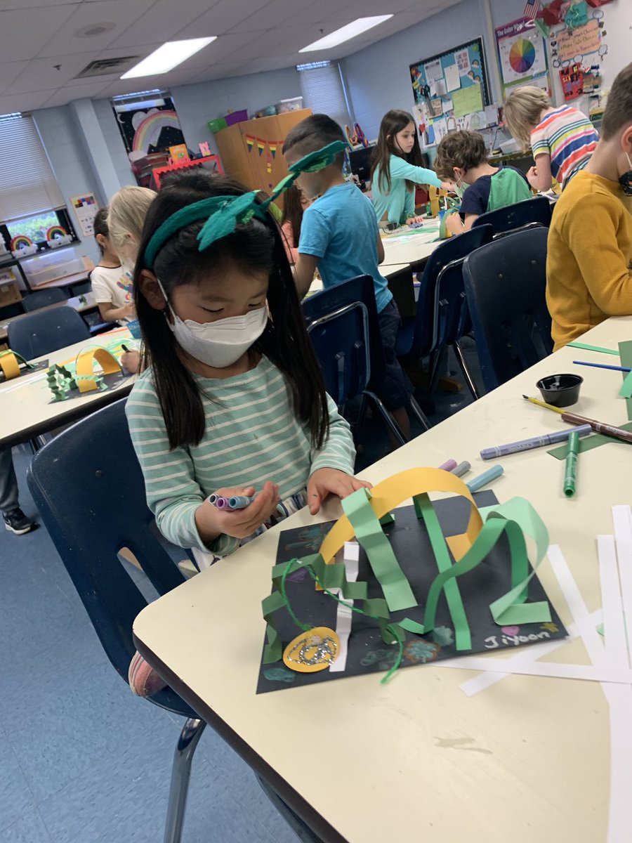 ArtCpes's tweet photo. Look at these amazing 3D paper sculptures by Ms. M’s Kindergarten artists today- Leprechaun 🍀 traps 🪤 #arteducation #elementaryart #glitter #metallicmarkers https://t.co/CUXISQYUgo