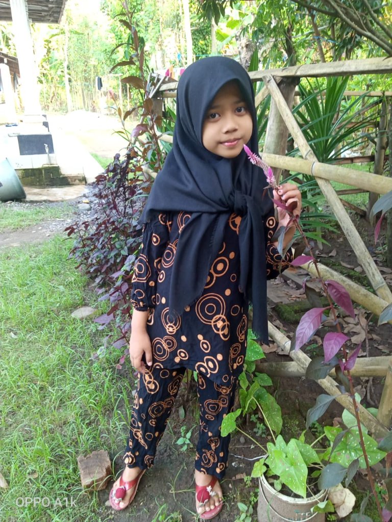 Si April mau punya hp sendiri.wkwk