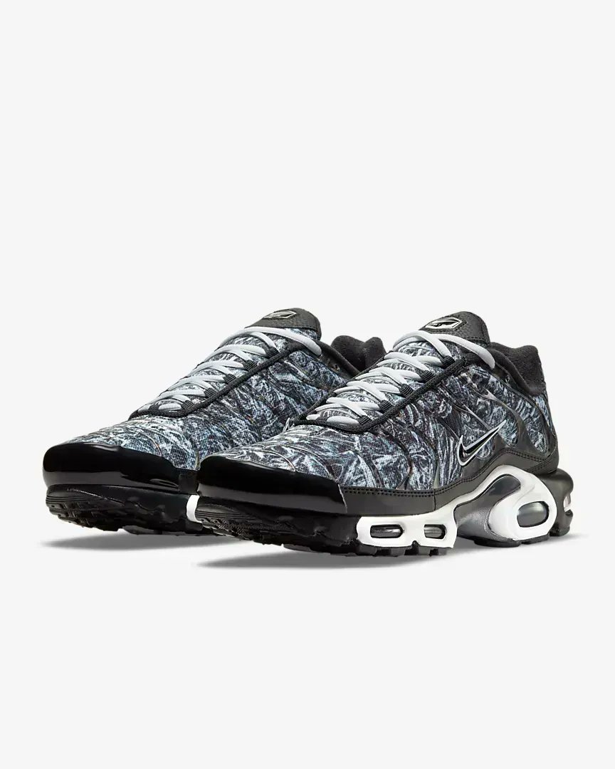 KicksFinder's tweet photo. Ad: Which colorway are you going with? Grab a pair now for Air Max Day via @Nike 
Nike Air Max Plus
$185 + FREE shipping and returns 

Dark Smoke Grey
>> https://t.co/XVRB9JjfPo

Midnight Navy
>> https://t.co/YtlJ36lHwj https://t.co/4fqawERldZ