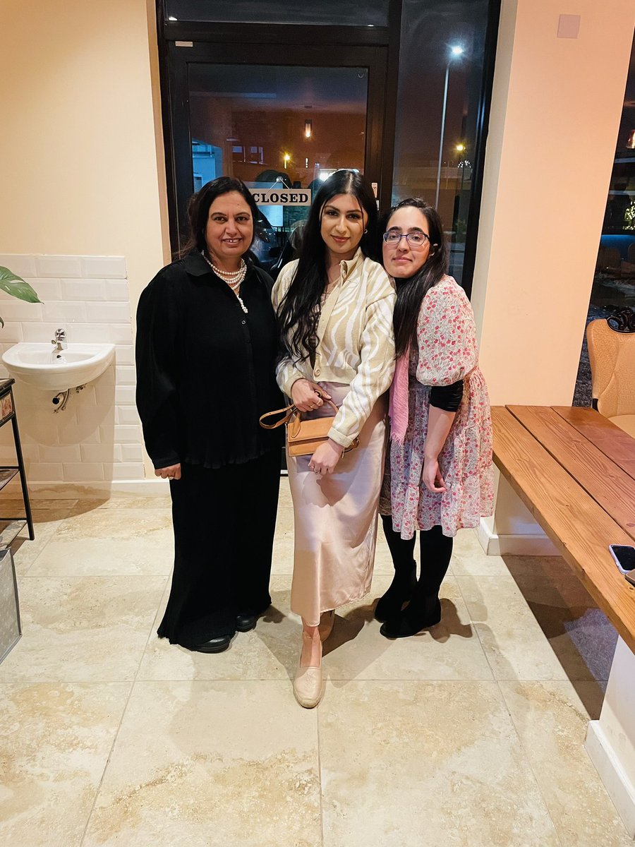 Amu1Bradford's tweet photo. Tonight we said goodbye to 3 brilliant nurses as they leave AMU1 and go onto their next chapters in their nursing careers🥺 #farewell #YouWillBeMissed @melstack04 @CharlotteGanna5 https://t.co/RYwX1AyD4M