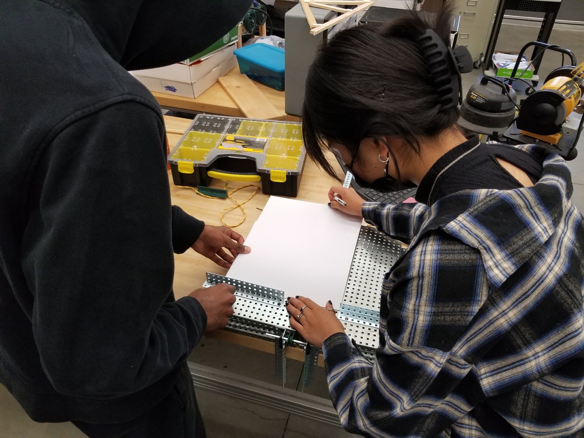 CalEngineering's tweet image. Students making an apparatus to test the trusses they made in Principles of Engineering (POE) class @MeganKeefer2 @calhighinfo @_TheCalifornian @SRVUSD1 @PLTWorg