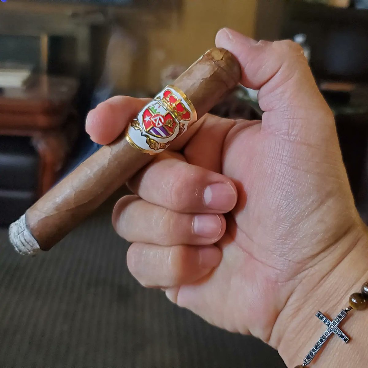 1stngoal46's tweet photo. Happy St. Patrick's day ☘️
Pulled into @islandscigar for a "quick" smoke. Lol Time to enjoy this #AlexGlez Un Nuevo Reino by @mihavanacigars #ISedKotDayum #ThatsGoodStuff #CigarLover #BourbonDrinker #BourbonLover https://t.co/Z0hEdYs0yO