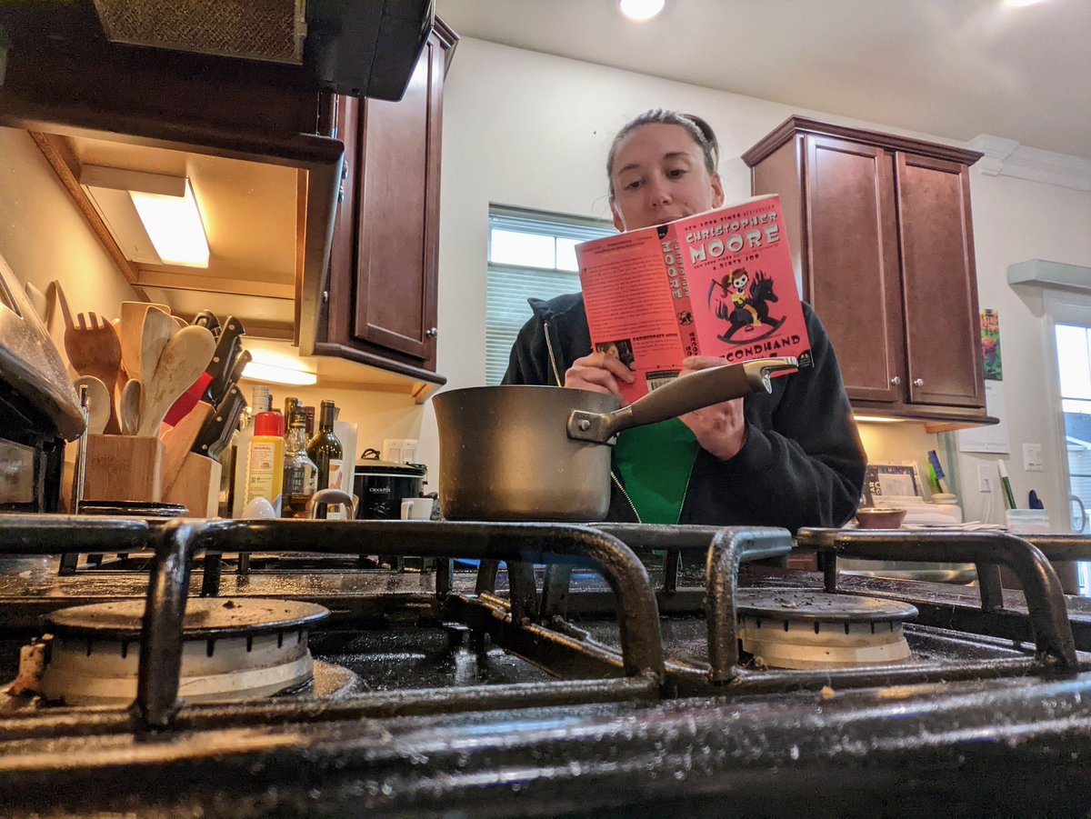 gioiahm's tweet photo. Sometimes you gotta multitask 🤷♀️
Too good to put down & a girl's gotta eat! 🍚🐓
@TheAuthorGuy 👏🏻👏🏻👏🏻
#Reading #Cooking #multitasking #secondhandsouls #christophermoore #adirtyjob #adirtystove #cantstopwontstop https://t.co/dTmu4CuFL3