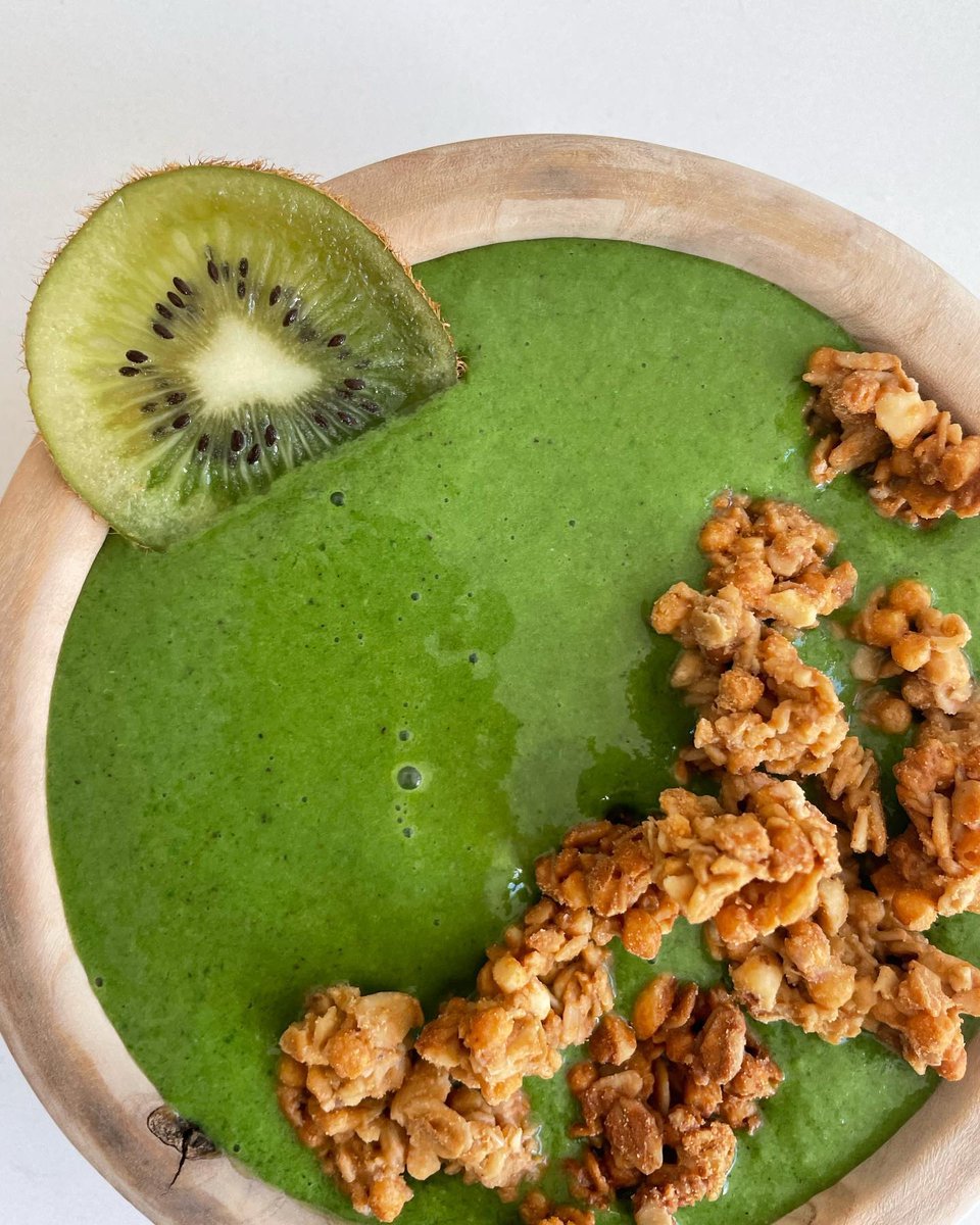 kosnaturals's tweet photo. Happy St. Patty's Day, KOSmonauts! ππ
π·: @kelseysmeals #PoweredByKOS
1 cup kale
1 cup spinach
1 kiwi
1 cup oatmilk
2 scoops @KOS vanilla protein powder
Topped with PB protein granola https://t.co/OL29Go3zoM