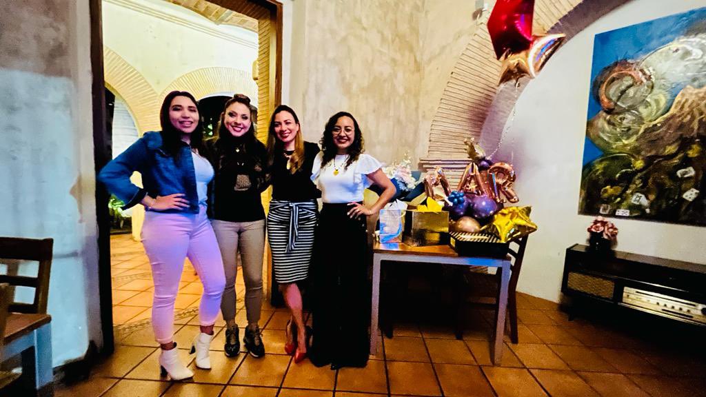 Zasevi80's tweet photo. Muchas felicidades mi linda @MarGallegos_Lat !! Te queremos muchísimo @ThalyArrazola @ja_queka ♥️ https://t.co/kvLFUj91uE