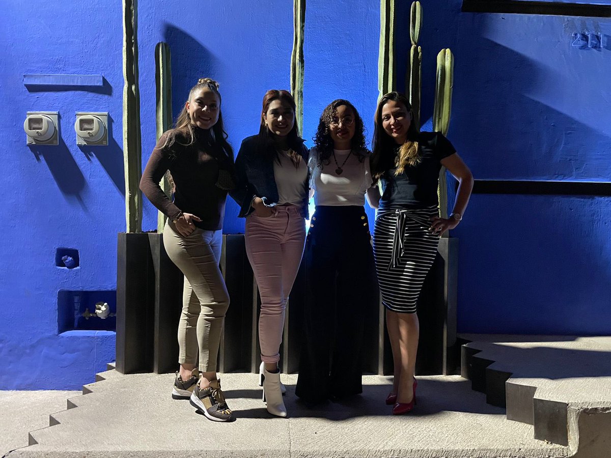 Zasevi80's tweet photo. Muchas felicidades mi linda @MarGallegos_Lat !! Te queremos muchísimo @ThalyArrazola @ja_queka ♥️ https://t.co/kvLFUj91uE