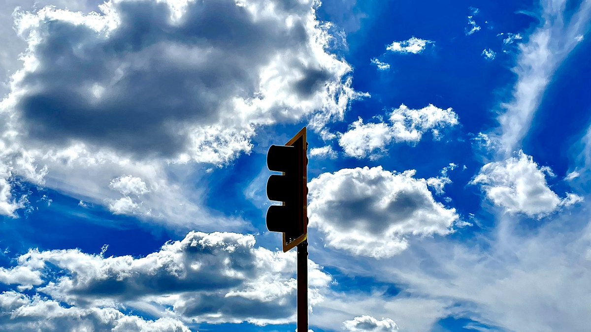 MissyElardi8016's tweet photo. #blueskies #slightlycloudy #elardiphotography #almostnatural #standingout https://t.co/Dueomb61DL