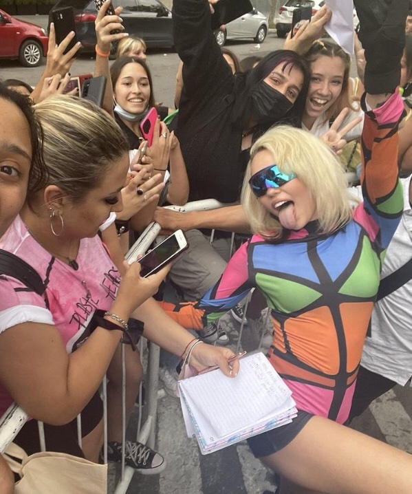 Agusteu_'s tweet photo. CONOCÍ A MILEY CYRUS LOCO CUMPLÍ EL SUEÑO DE TODA MI VIDA NO LO PUEDO CREER 😭❤️🤞🏻✨ GRACIAS DIOS Y GRACIAS UNIVERSO❤️‍🔥⚡️ @MileyCyrus te amo por dios https://t.co/M4jCLMZKws