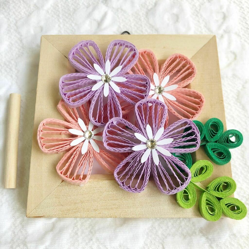 なお おはようございます フォトフレームに画用紙のお花を飾りました 配置とか難しいけどパーツ販売より意外と手間がかからない 画用紙アート 画用紙製作 壁面製作 飾り棚 インテリア雑貨 フォトフレーム アートフレーム 花のある暮らし