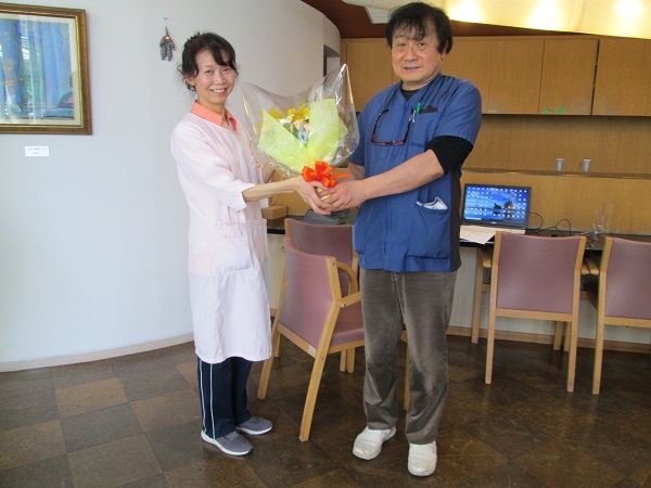 芦花ホーム の 口腔機能維持向上の取り組み でご助言 ご指導いただいている昭和大学口腔リハビリテーション科の高橋先生 写真右 先日最後の診察を終えられ 芦花ホームから感謝を込めて花束をお渡ししました これまで約13年間と長きにわたりご尽力いただき