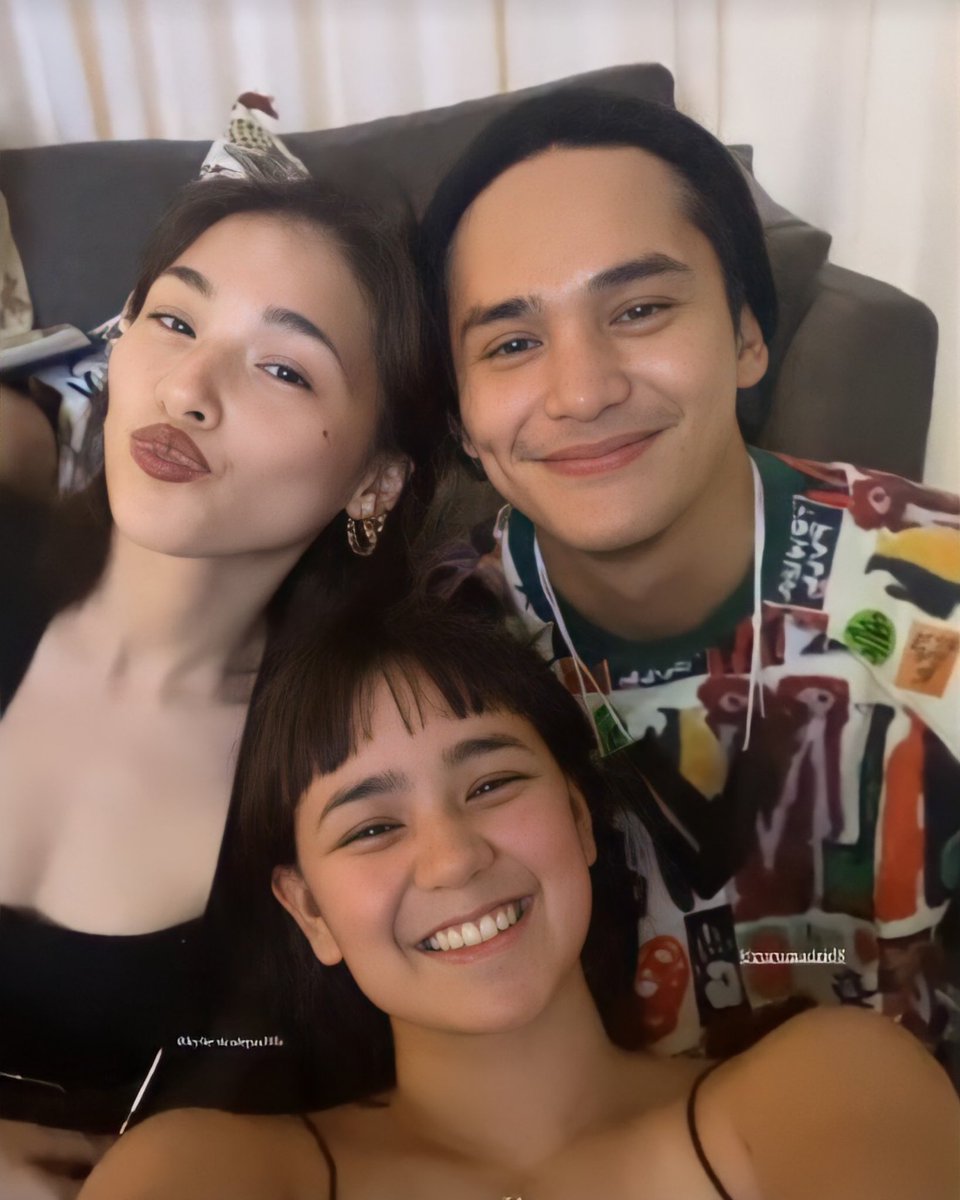 adikthing's tweet photo. sandaleeeh! family pic 6years later?? huhu guys OUR ROYAL FAM! 😭

@kylienicolep @Rurumadrid8 @mikeequintos 💙💛💜

#YbraLirAmihan #MiKyRu #KyRu https://t.co/47blQ2mtfn