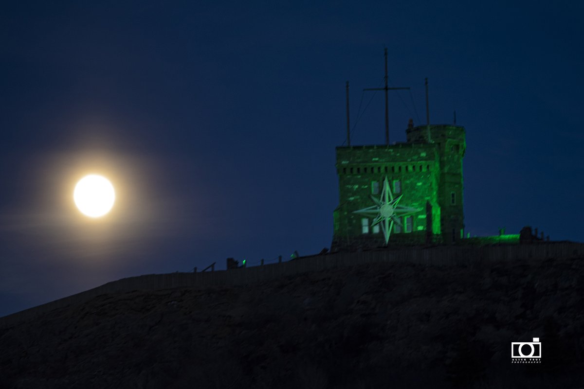 positively4ever's tweet photo. When Full Moon meets St. Patrick's day on Signal Hill. Green, Yellow and Blue are the true colors for tonight. #nlwx #lovestjohns #StPatricksDay @CityofStJohns @DestinationSJ @a_brauweiler @CBCNL #exploren, @StJohnsTelegram https://t.co/hHRumf2EH0
