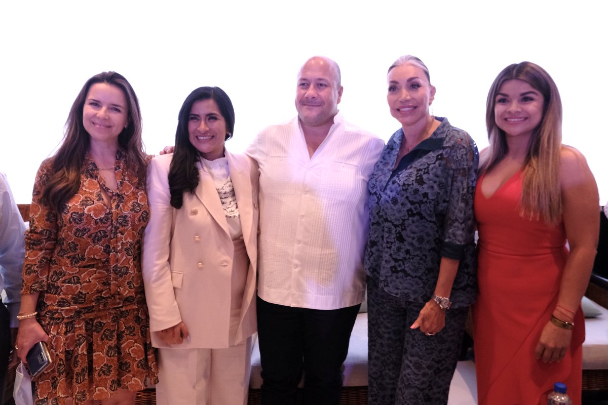 EnriqueAlfaroR's tweet photo. A su presidente saliente, Diego López de Lara de Obeso, todo mi reconocimiento por una extraordinaria gestión, a su nuevo titular, Rodrigo Gil, le refrendo mi compromiso para trabajar en equipo, para seguir construyendo el Jalisco que queremos juntos. https://t.co/Jt8ilw1T4b