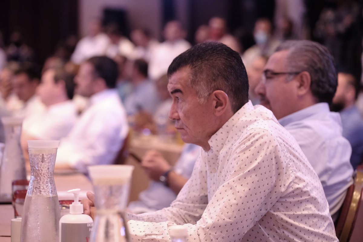 EnriqueAlfaroR's tweet photo. A su presidente saliente, Diego López de Lara de Obeso, todo mi reconocimiento por una extraordinaria gestión, a su nuevo titular, Rodrigo Gil, le refrendo mi compromiso para trabajar en equipo, para seguir construyendo el Jalisco que queremos juntos. https://t.co/Jt8ilw1T4b