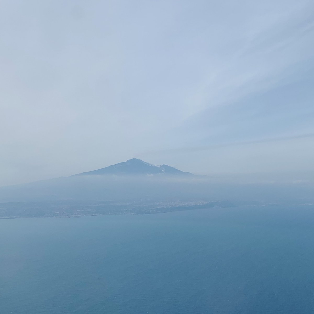 EnSicilia's tweet photo. Vista del volcán Etna desde el avión

📍#etna #catania #sicilia
@vueling https://t.co/eX842EYyvj