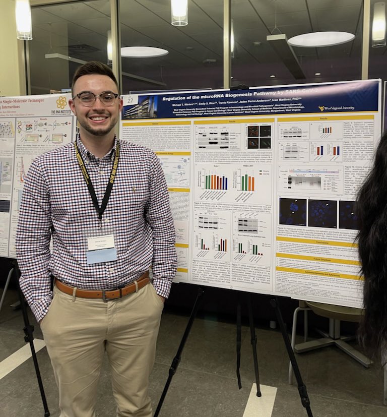 IvanMartinezLab's tweet photo. We had a fun time sharing our research at #2022RNASymp! We also had the  honor of listening to and meeting Dr. Joan Steitz (@SteitzLab), an icon in the field of RNA research. https://t.co/Mwj95VumK0