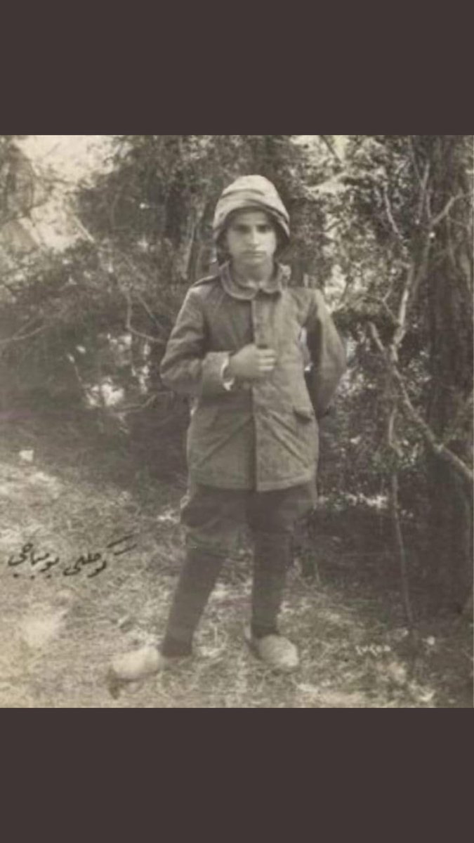 Ali..
13 yaşında. Tokat Zile' den .
Gönüllü katılmış .. 
Fotoğrafta bombacı yazıyormuş !!
Annesi eline kına yakarak göndermiş 13 yaşındaki Ali'sini cepheye.. 

#ÇanakkaleGeçilmez