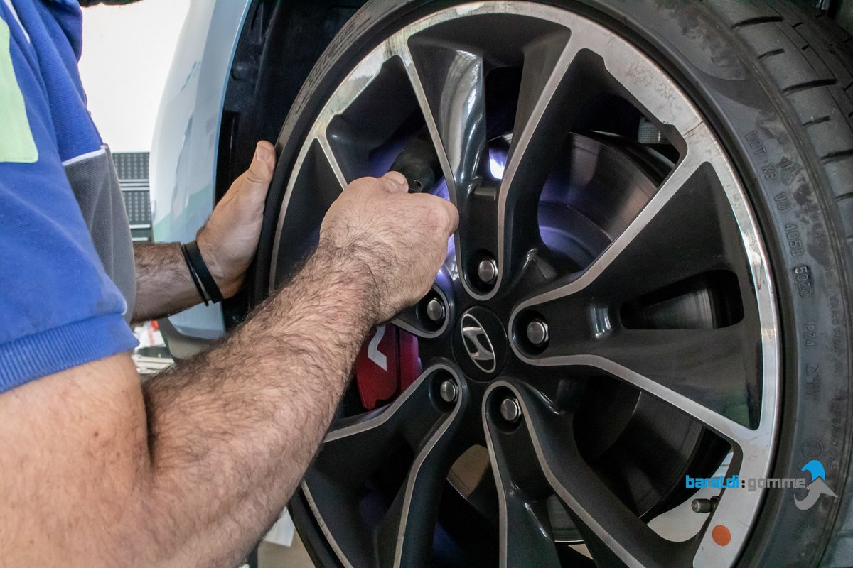 BaraldiGomme's tweet photo. Una pressione corretta degli pneumatici consente di ridurre i consumi e di mantenere efficiente il battistrada senza usure irregolari. 

Prenota il tuo appuntamento da Baraldi Gomme 🚗🔧

📞 Chiamaci per maggiori informazioni allo 0376 467270📞

#auto #officina #pneumatici https://t.co/5uOxYSeoMC