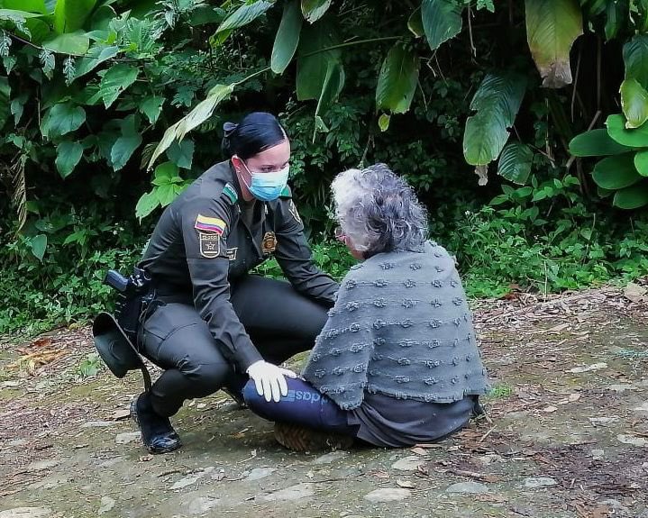 AlcaldiadeMed's tweet photo. Además, nuestros profesionales brindaron acompañamiento en salud mental a las personas que convivían con los animales y, en articulación con nuestros #APH123, fueron trasladados a un centro hospitalario para ser atendidos oportunamente.
#MedellínMeCuida 🧡 https://t.co/28s3IFn6Nn