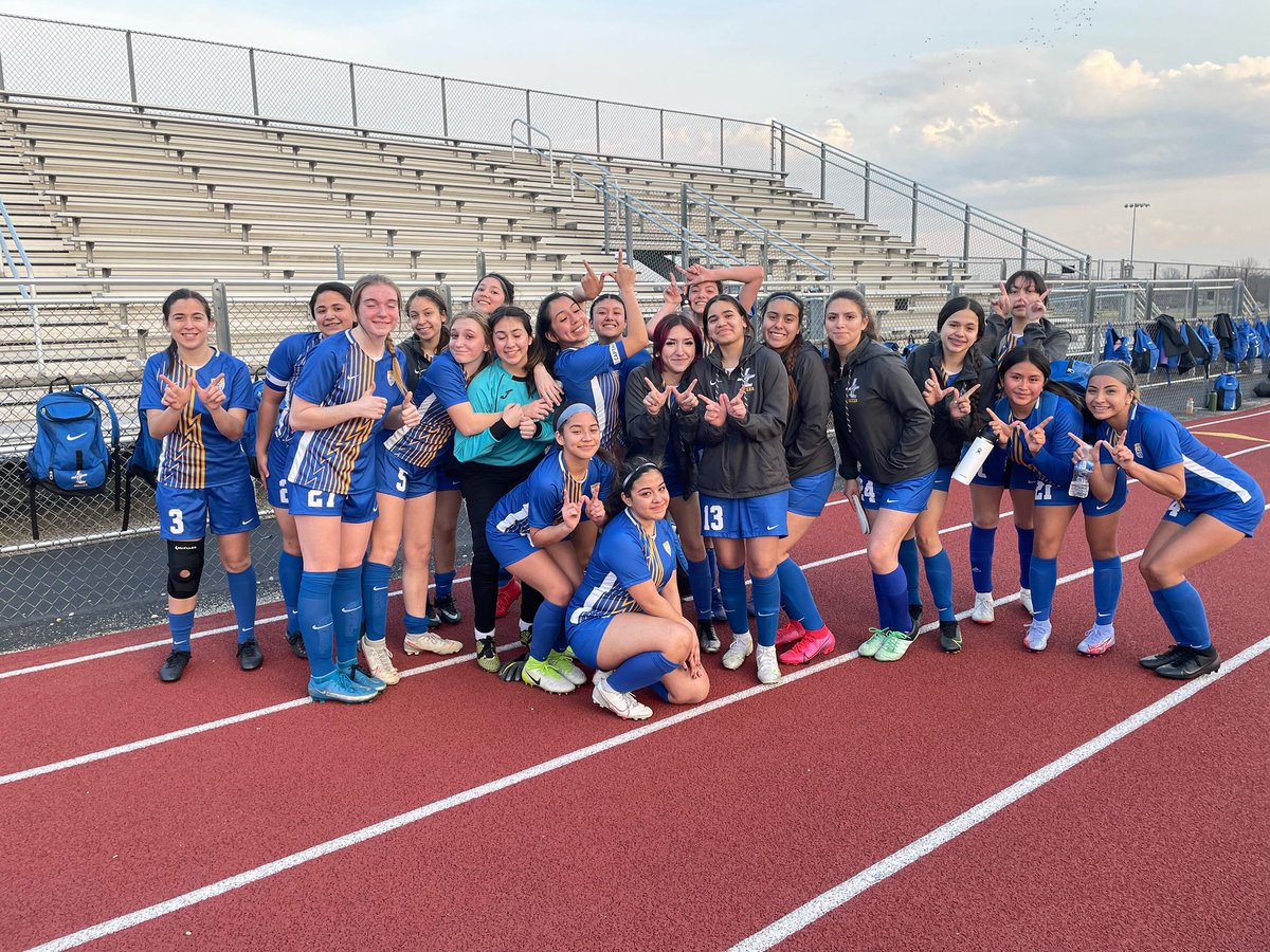 just took a dub 🤩 

Goals scored by freshmen, Juli Calderon and Victoria Davila #Onward #teamwork
