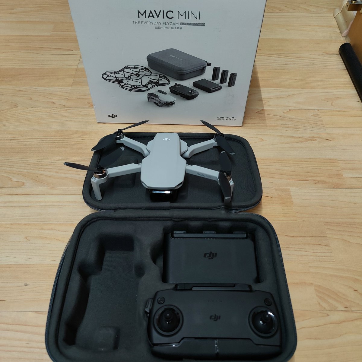 Nerdpfleger's tweet photo. Eine neue&amp;kompakte #Drohne zum mitnehmen u.a. in den Urlaub musste her. Durch Zufall und eine sehr gute Kombinationen von zwei Rabatt Aktionen im #AmazonWarehouse habe ich das #DJImavicmini #flymorecombo Pack im neuwertigen Zustand extrem günstig ergattert
https://t.co/GbqUKnOUi5 https://t.co/difRNX0AFm