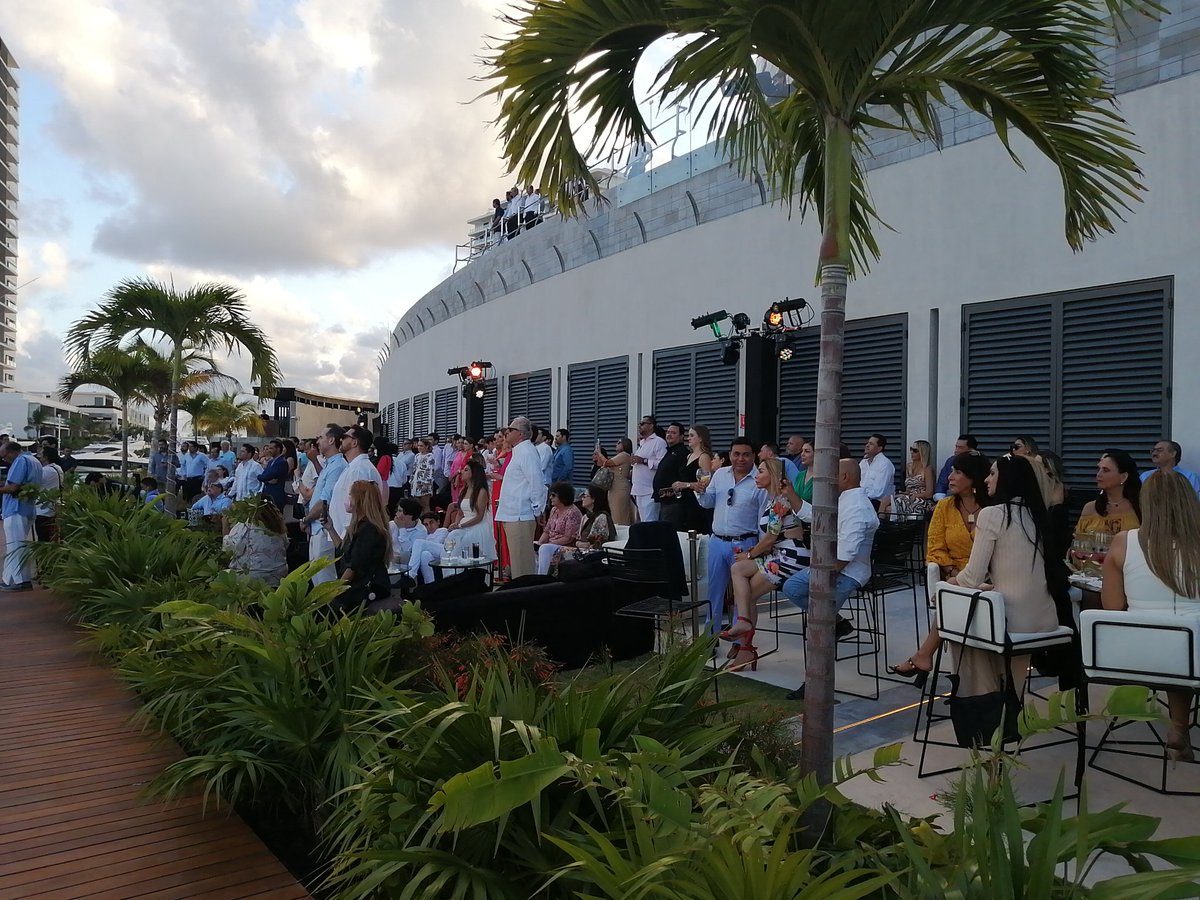 espinosapaco's tweet photo. Con la presencia del gobernador Carlos Joaquín González inauguran Shark Tower Puerto Cancún, el edificio más icónico de #Cancún
#Luximia 
#sharktower 
@LuximiaMx https://t.co/0AQ0rRZPqU