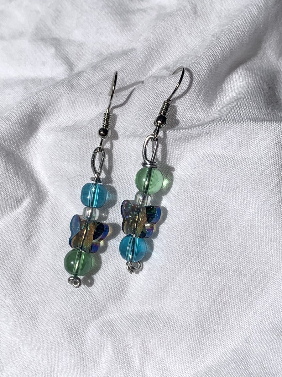melaney_chavez's tweet photo. someone buy my earrings please they’re so cute https://t.co/lqoBpgI69d