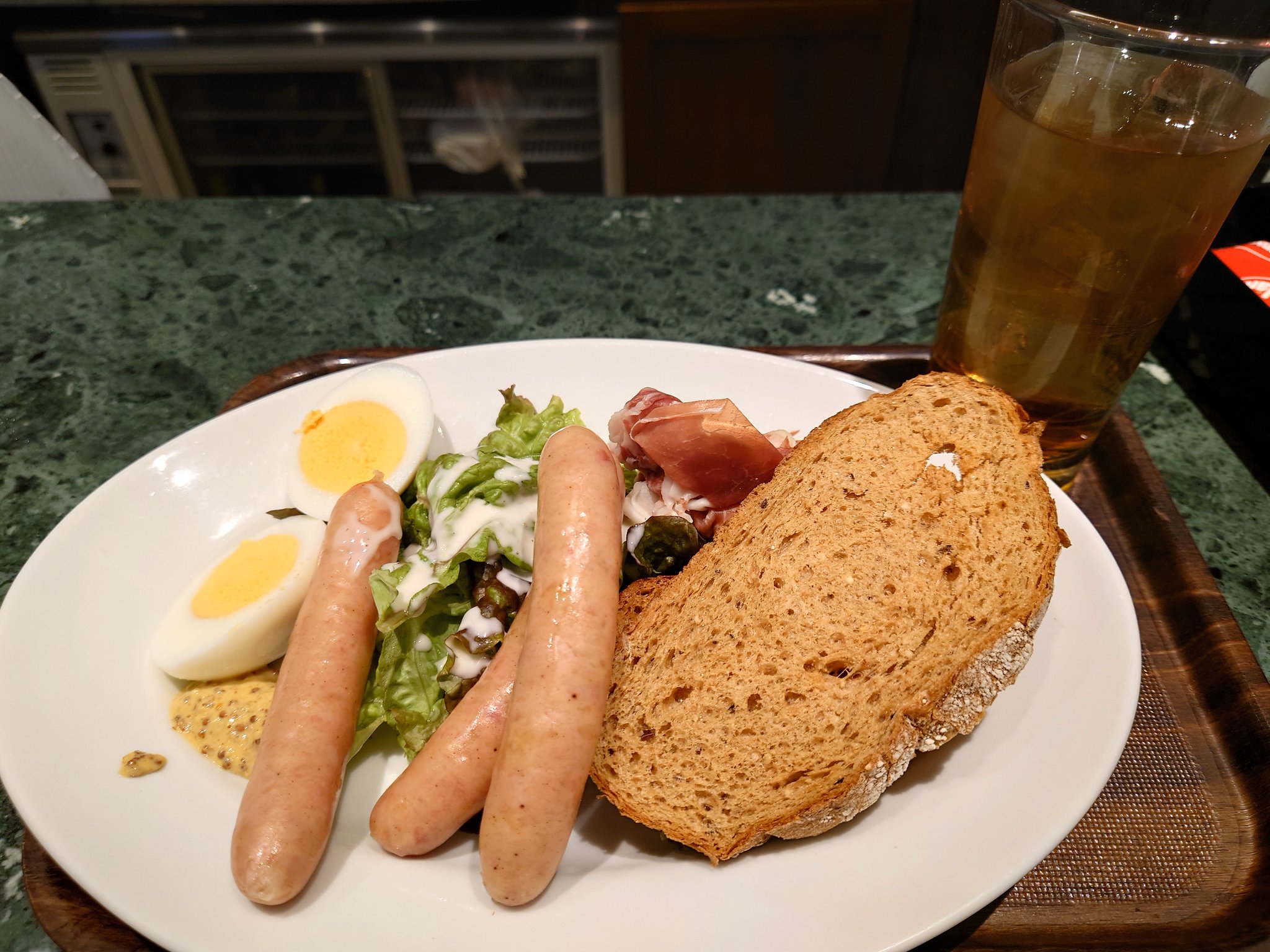 Ayaya0709 品川駅構内の バルマルシェ コダマ でモーニング500円 500円以内のモーニングで過去最高に豪華と思える様な内容で 大きなソーセージ3本 生ハムなど 麺と肉は別腹です 品川駅 バルマルシェ コダマ モーニング ワンコイン 生ハム
