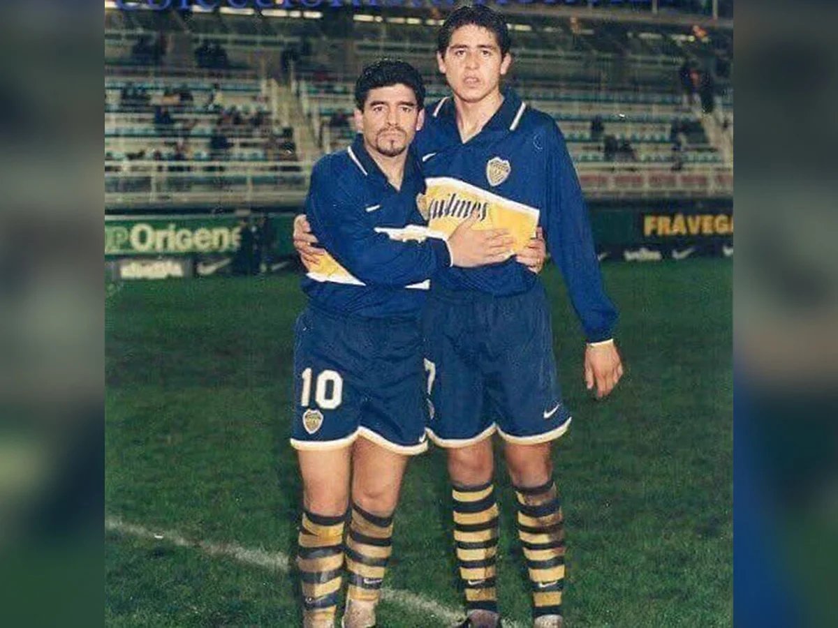 RinconBostero's tweet photo. 🗣️ "Mi primer clásico fue en el Monumental. Maradona entra al vestuario en el entretiempo, llorando y diciendo que no podía jugar más, que no le daban las piernas. Lo abrazó a Román y le dice 'bueno wacho, ahora es tu momento'".

🎙️ Patrón Bermúdez en @TNTSportsAR https://t.co/VBxBlrqEEb
