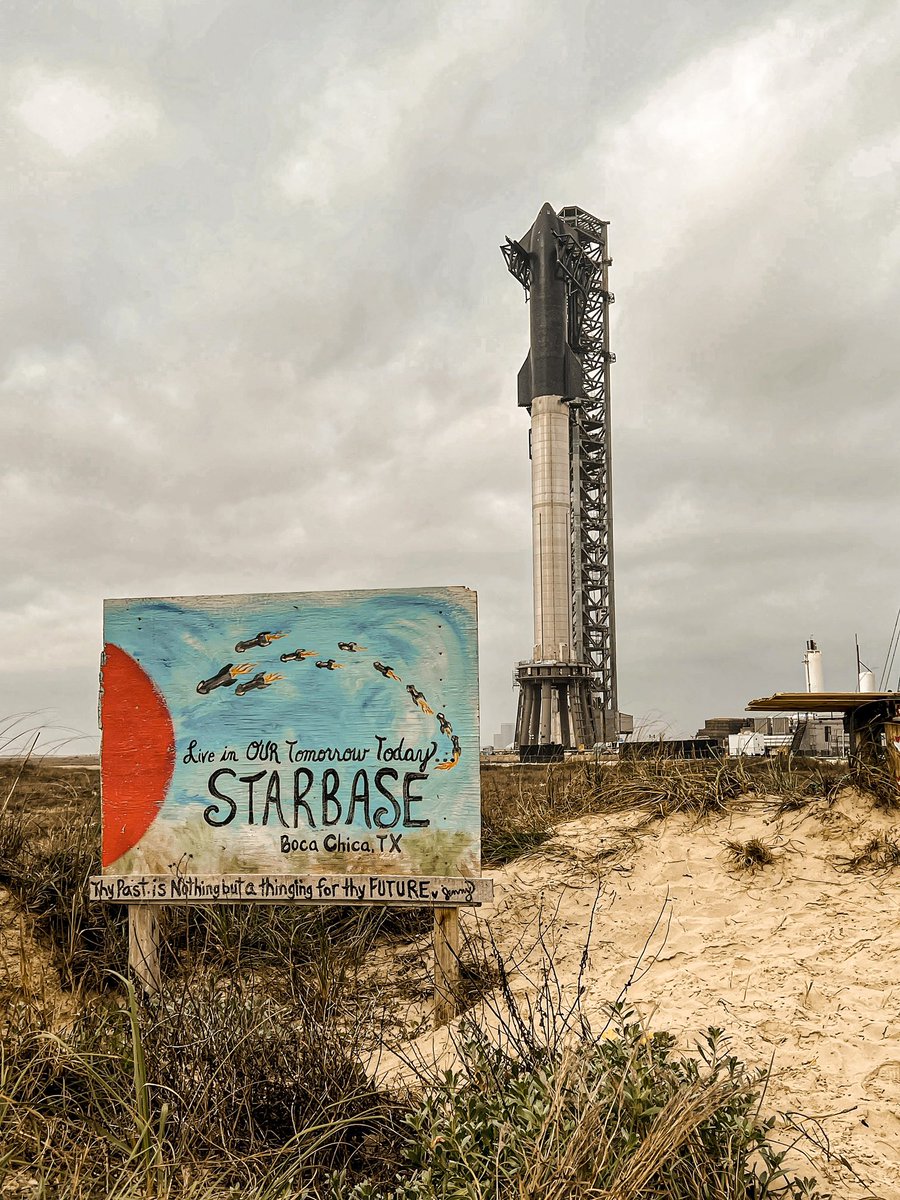 ActualSpaceX's tweet photo. 🚀 GENERACIÓN ARTEMIS

Los 2 cohetes más poderosos de la historia están ahora en sus respectivas torres de lanzamiento, ambos se encargarán de regresar a la humanidad a la luna 🌕 y en un futuro, convertir a la humanidad en una especie multiplanetaria en Marte 🔴

#SpaceX #NASA https://t.co/sZupE0vPZf