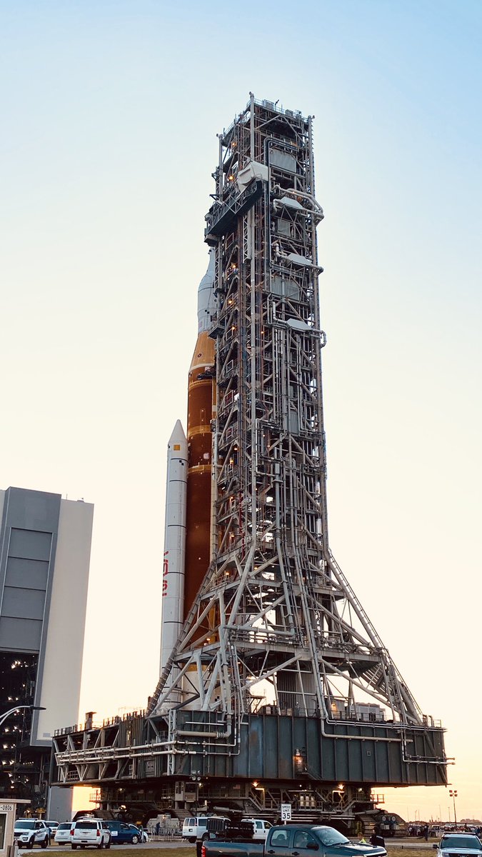 ActualSpaceX's tweet photo. 🚀 GENERACIÓN ARTEMIS

Los 2 cohetes más poderosos de la historia están ahora en sus respectivas torres de lanzamiento, ambos se encargarán de regresar a la humanidad a la luna 🌕 y en un futuro, convertir a la humanidad en una especie multiplanetaria en Marte 🔴

#SpaceX #NASA https://t.co/sZupE0vPZf