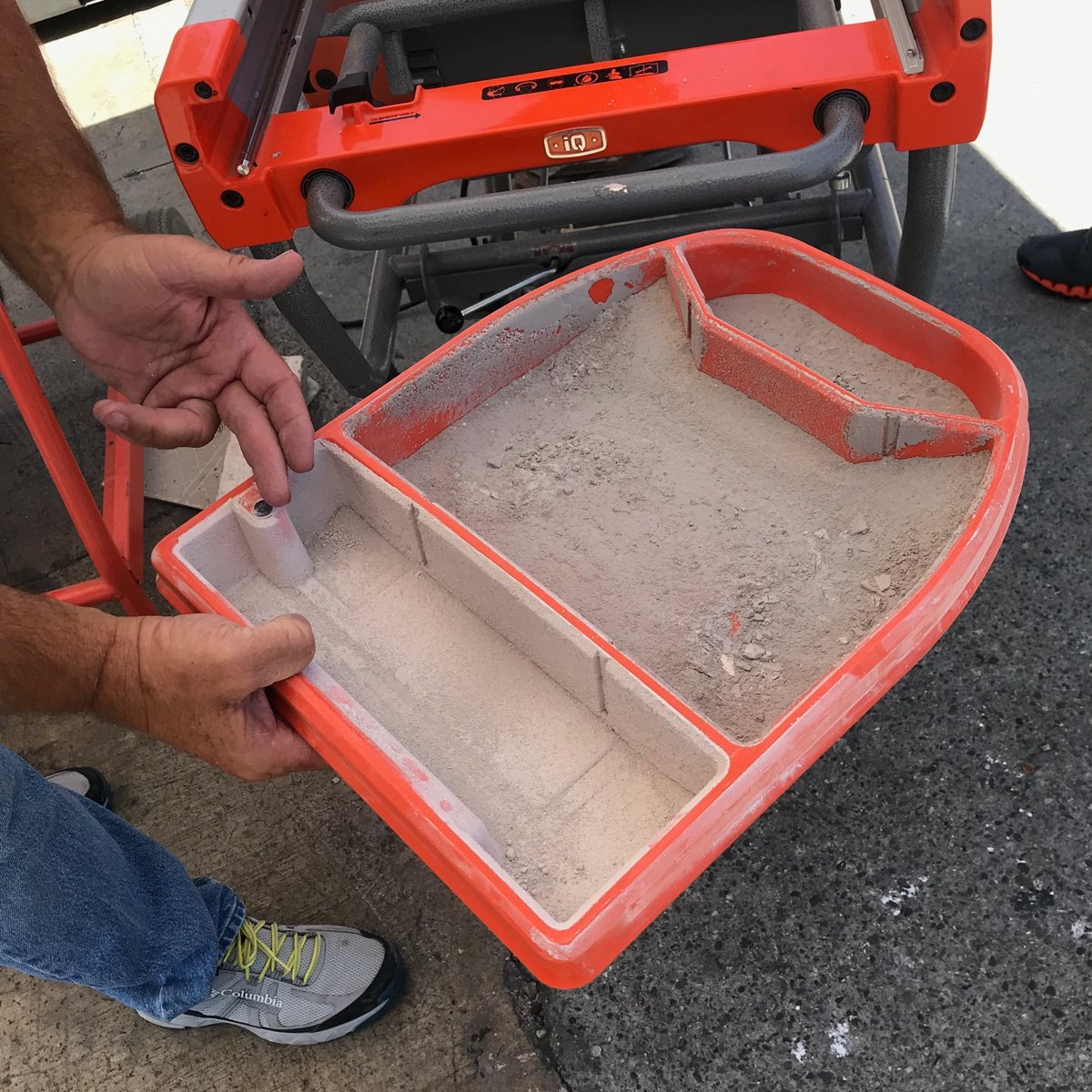 iQPowerTools's tweet photo. After making cuts all day, the last step is to empty out that dust tray 🙌
#dustless #easycleanup #iQTS244 #dustlesssaw #drycuttilesaw https://t.co/oA8W1mnkLk