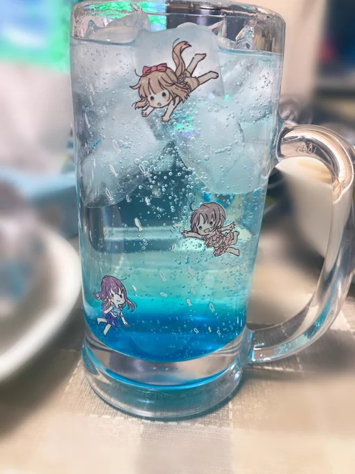 corner printingさん(@cornerprinting3)にずっと作りたかったおとよりはじめジョッキ作ってもらいました!いろんな色の飲み物入れるの楽しそうな感じにしたけど良き～
見えづらいけど海の中をイメージして白インクで魚を印刷してもらってます。わ～い 
