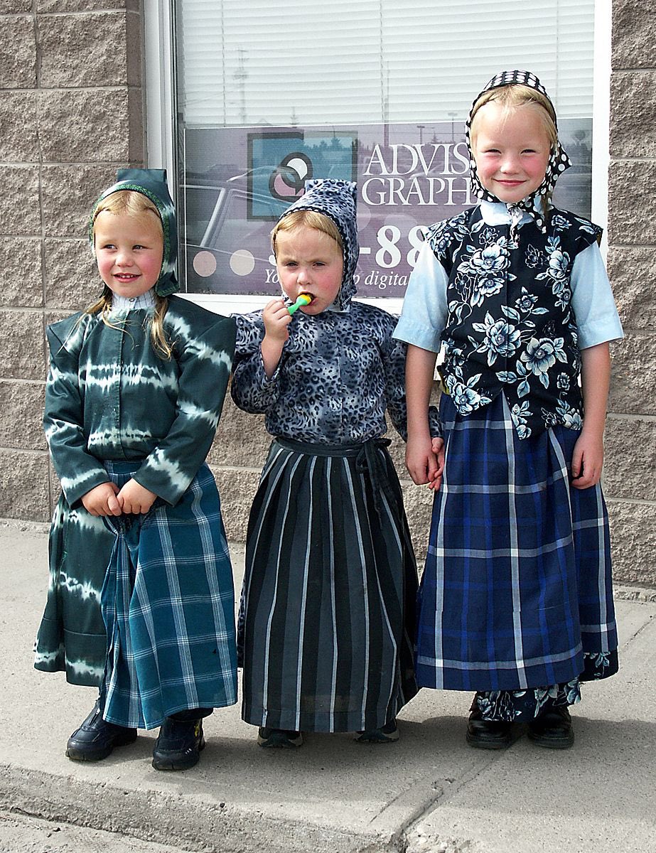 EAmaduni's tweet photo. Our #Hutterite and #Mennonite neighbours in Calgary, Alberta. 😊🇨🇦 #Locals #Canada #amish https://t.co/5B2FBwaefG