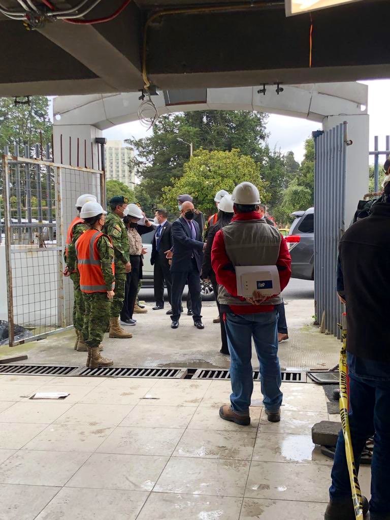 EjercitoECU's tweet photo. #Quito Ministro de Defensa, Comandante General del Ejército y autoridades interinstitucionales, recorrieron las instalaciones del edificio de La Contraloría y verificar los trabajos para la rehabilitación del edificio afectado luego del incendio de octubre de 2019 #OrgulloDefensa https://t.co/Rm5udtPUtu
