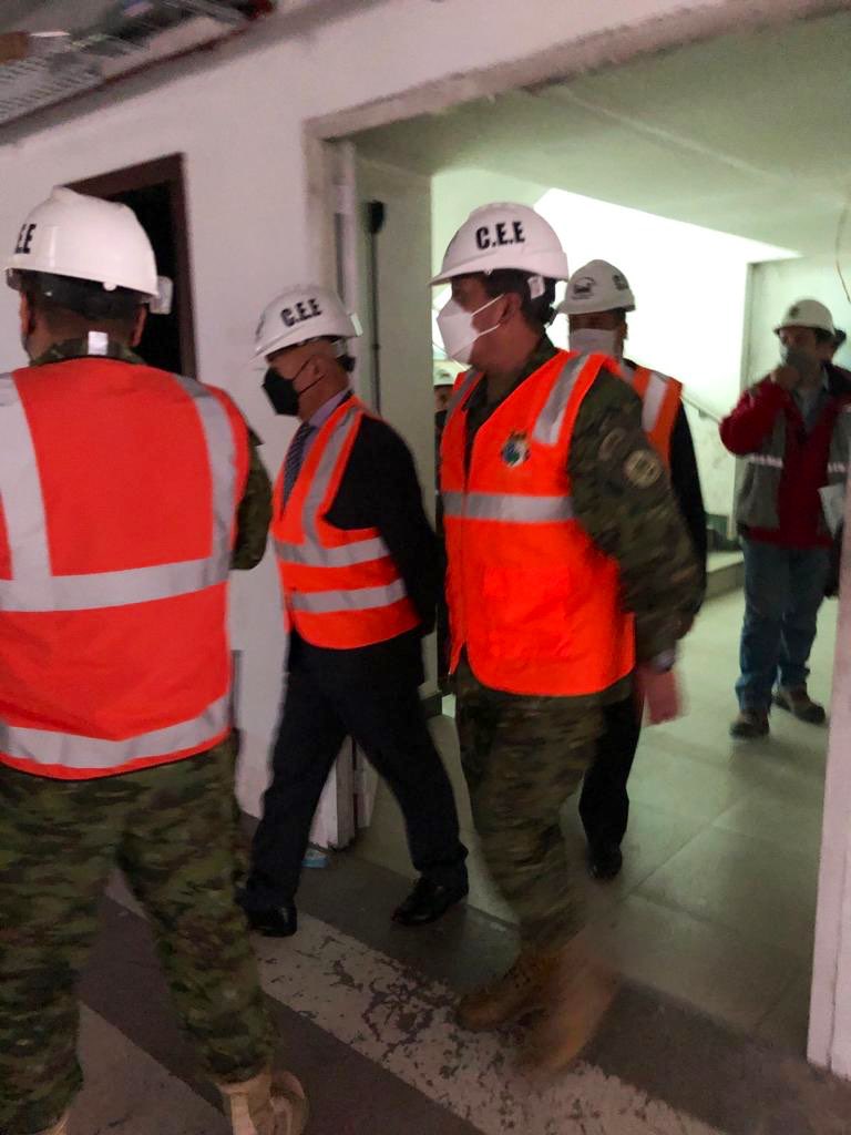 EjercitoECU's tweet photo. #Quito Ministro de Defensa, Comandante General del Ejército y autoridades interinstitucionales, recorrieron las instalaciones del edificio de La Contraloría y verificar los trabajos para la rehabilitación del edificio afectado luego del incendio de octubre de 2019 #OrgulloDefensa https://t.co/Rm5udtPUtu