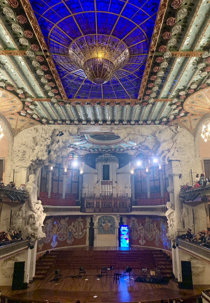 amoral07's tweet photo. Hay artistas que en cuanto pisan un escenario -incluso antes de abrir la boca- se percibe algo especial, un no sé qué! Me pasó con #JuliaVarady, #WaltraudMeier #AstridVarnay
Eran tres grandes de la ópera. Anoche en el #Palau me ocurrió algo similar con #Mariza, la reina del fado https://t.co/nHsrZwJhnO