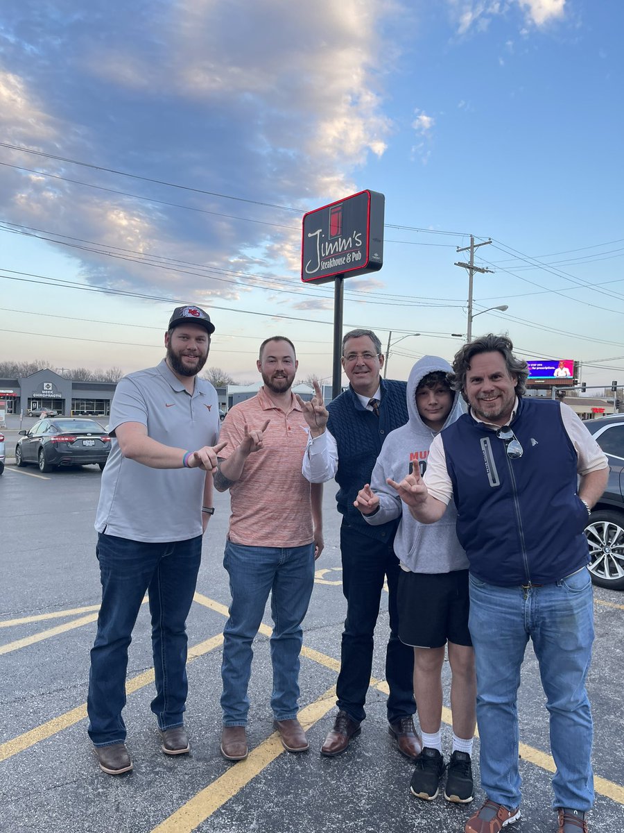 _delconte's tweet photo. Met up with some great Longhorn at Jimm’s in Springfield ..  Thanks Cedric and Tony for the outstanding suggestion.. time to hit the road 🤘🏽 https://t.co/iuMWKDRAHp