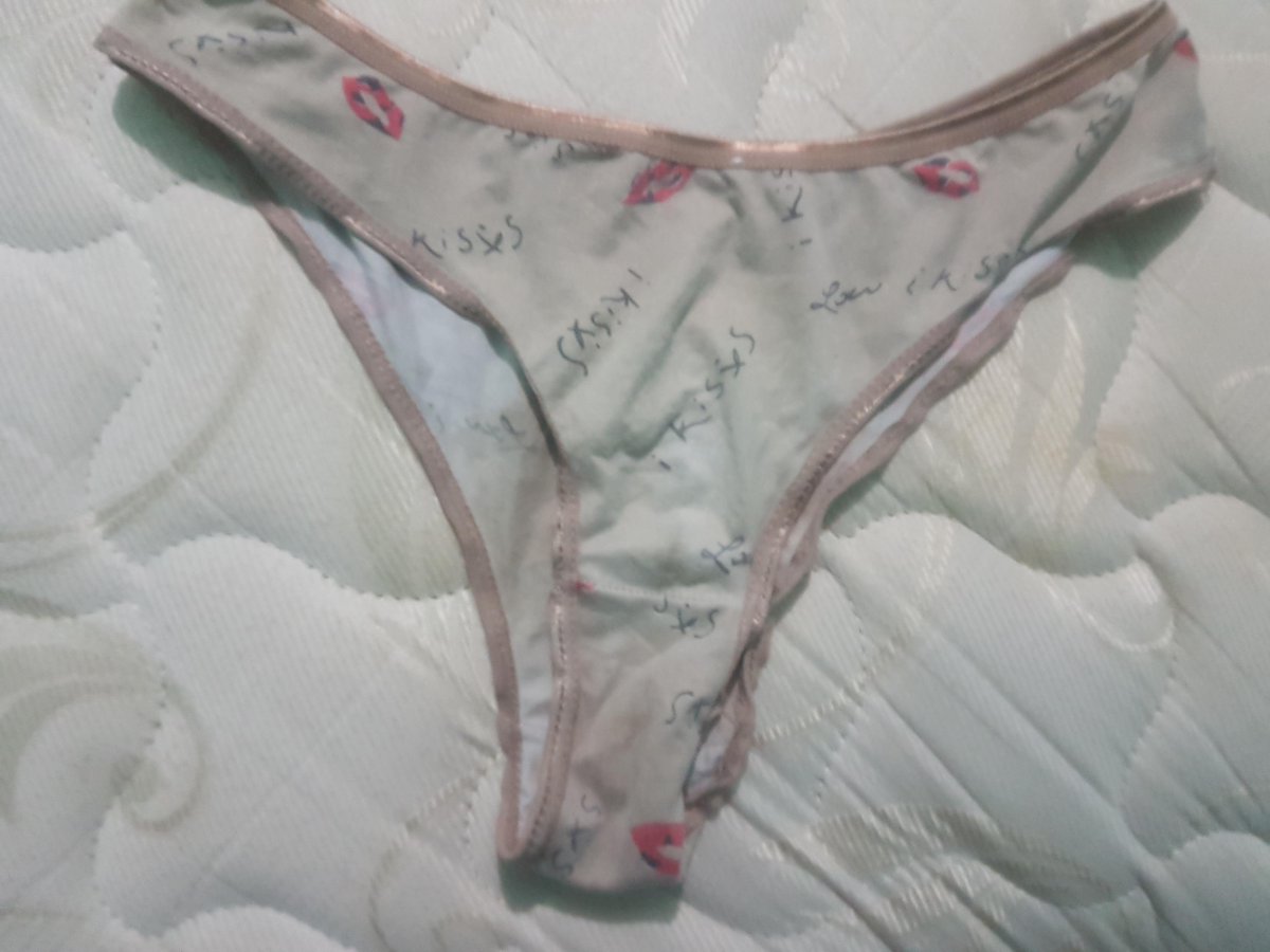 dompaio's tweet photo. Ayer mi hermanita se pegó una ducha y me dejó esta bombachita exquisita.

El aroma a conchita y pis que tiene es riquísimo! https://t.co/qhIL3gYebr
