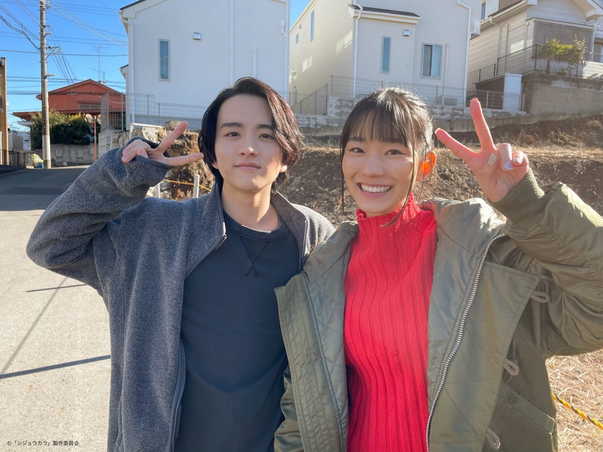 tx_shijukara's tweet photo. #シジュウカラ 放送まであと2時間！🎉

千秋( #板垣李光人)と星宙( #榊原有那)のオフショット！✨
#ナナナ ともパシャり📷🐯

この後深夜0:12〜！
11話お見逃しなく！👍

#山口紗弥加 
#池内博之
#酒井若菜  
#宮崎吐夢 
#入山法子 
#テレビ東京 https://t.co/hOjLbOFs8f