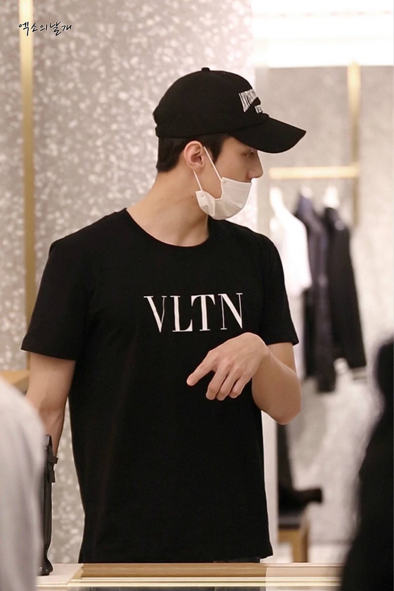 sehunpicture's tweet photo. #세훈 #SEHUN https://t.co/J3dex0Qh7c