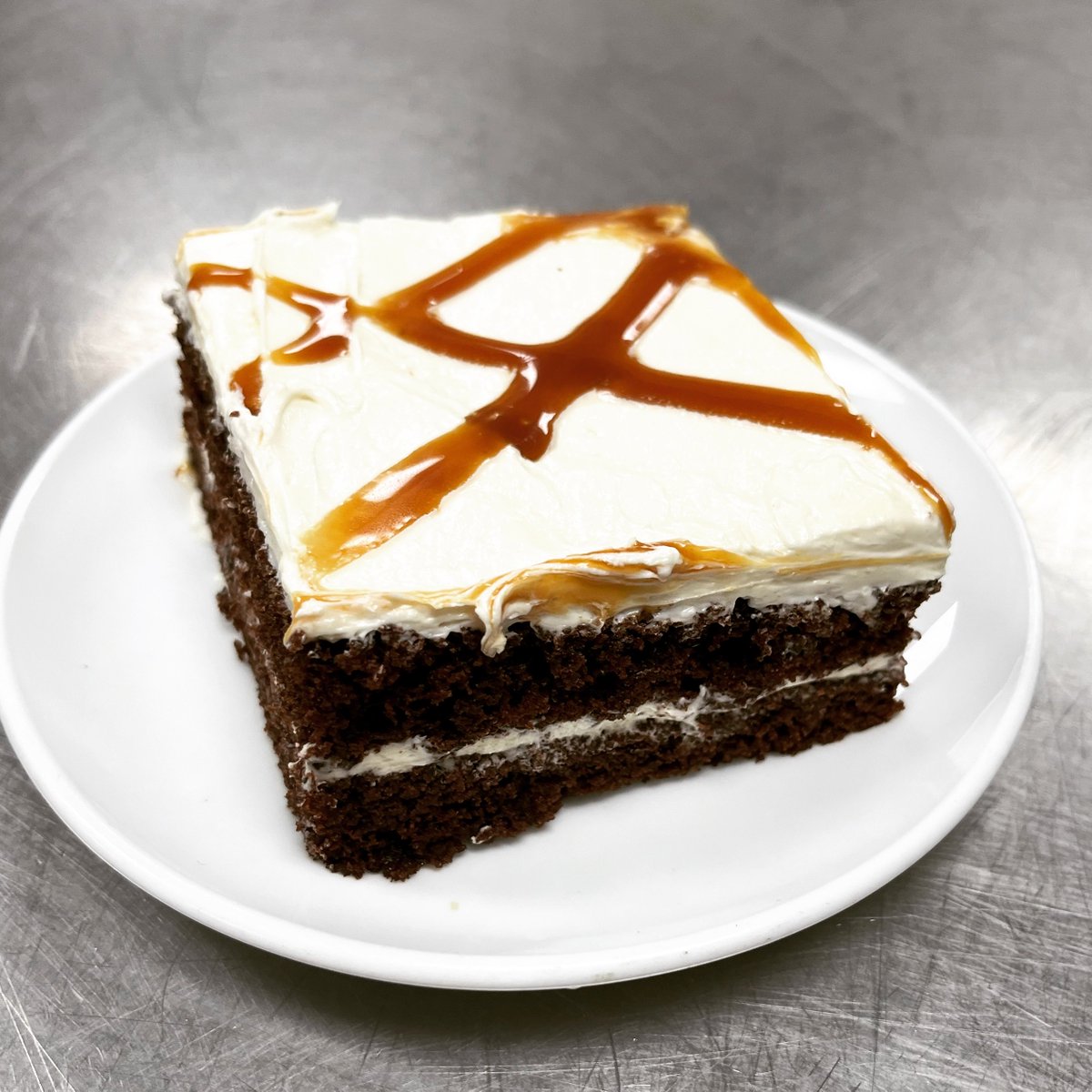 TeamManda's tweet photo. On a day when all delicious things turn to shades of green, I take a left turn into SC Mountain Brewing for a crowler of their Gosling Stout. And just like that a chocolate stout cake was born, with Irish cream meringue and house caramel. #dessertservice #chocolatestoutcake https://t.co/Mfw7dXBgMj