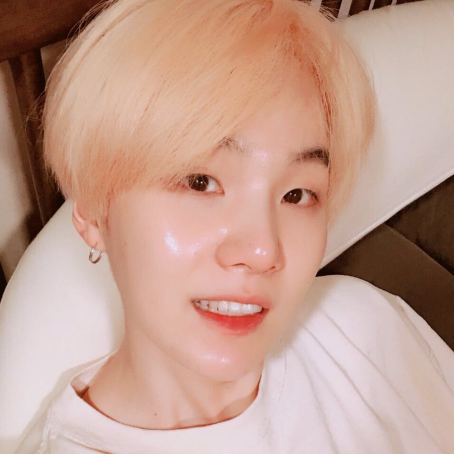 9396PICS's tweet image. hello everyone! this is a daily pics account dedicated for BTS' #YOONGI and TWICE's #MOMO. please like and rt to spread ^^ (this is not a ship account)