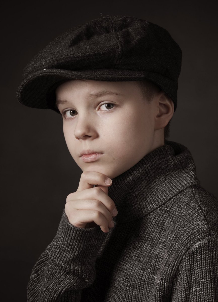 Maanantaina kuvaan jälleen tämän tyylisiä vanhan ajan hengessä kuvauksia. Kiinnostuitko? Kuvaan 8-12 vuotiaita lapsia studiollani Voionmaankatu 6, Jyväskylässä. Voit kysyä lisätietoja minulta valokuvaaja@sarimuhonen.fi  mikäli lapsesi on kiinnostunut tulemaan kuvattavakseni.