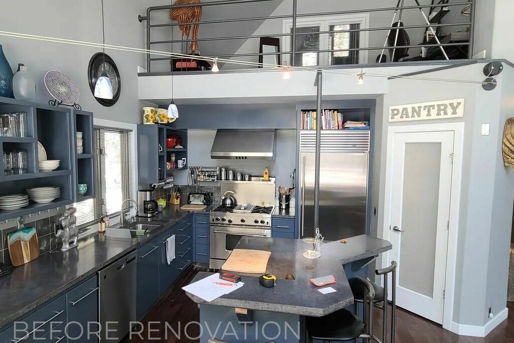 MichaelBDesign's tweet image. The pole had to go! This kitchen had an industrial feel and lacked practicality and warmth. 

The transformation reveals a modern farmhouse kitchen with oodles of counter space and an abundance of easy access storage. 

#yycrenovations
#kitchendesign 
#t… instagr.am/p/CbO0RSzOAi7/