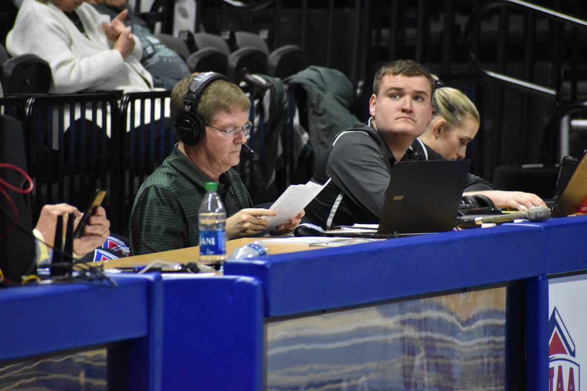 CodyThorn's tweet photo. And here's a few from the MIAA
Jeff Boschee's last game at MSSU coach
Solid trash talk from the MSSU band
@Nate_Daviss at his last MIAA tourney
@MikeMcClure9 hard at work broadcasting the Lions https://t.co/TjYD2lv2sP