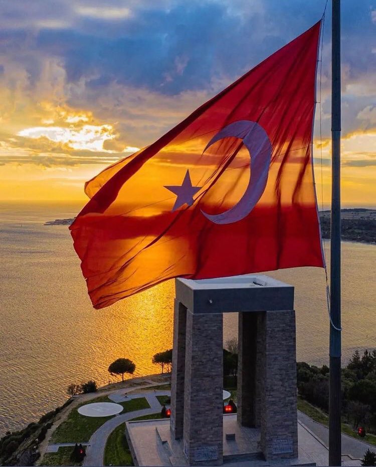 SedaTtr002's tweet photo. “Düşmanda imkân vardı, Mehmetçikte iman. İşte buydu, Çanakkale’yi geçilmez kılan…” Canını vatana siper etmiş, cesaretiyle destan yazmış tüm şehitlerimizi saygı ve rahmetle anıyoruz… #18martcanakkalezaferi https://t.co/s01VdID4CQ