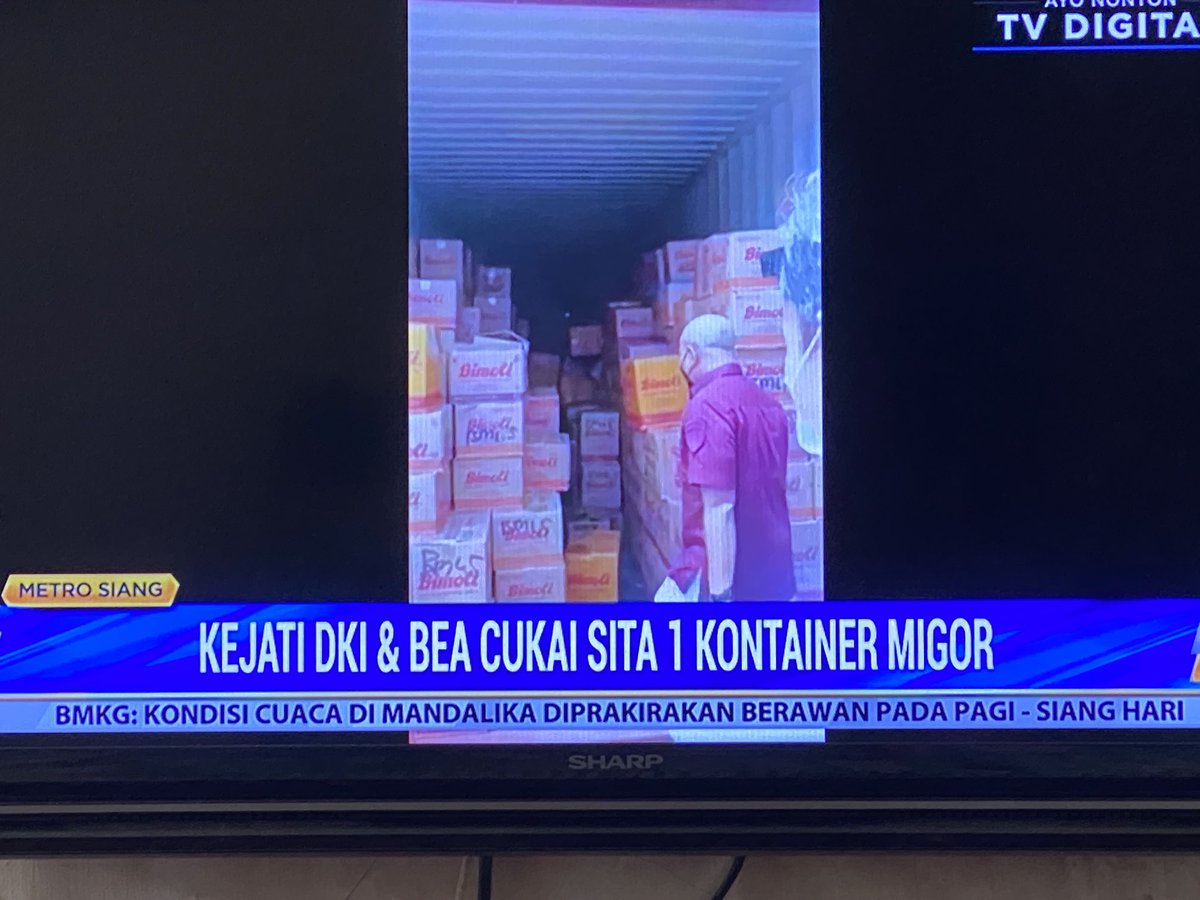 Ubaidullah_Sdq's tweet photo. Diatas bumi penghasil Terbesr kelapa sawit yang ha ha ha ha.. 
dengan penegakan hukum Di kalangan atas yg ha ha ha ha 
dan mafia pengusaha yg ha ha ha ha dan 
janji para petinggi yg ha ha  
maka kita harus belajar ha ha ha dan memaksakan diri untuk ha ha ha ha
.😄😄😄😄😄😄😄😄😄 https://t.co/fNiQqo7Drq