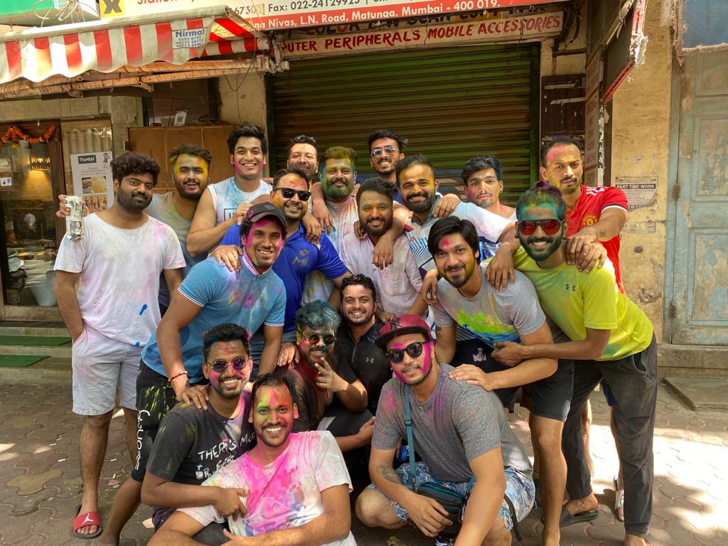ekbottlebeer's tweet photo. Wishing everyone a very very #HappyHoli
Hope you all have a colorful and fun day!

Throwback to this day. Last holi with everyone united just a few days before the 1st lockdown.

@Dnyanaraj @GaurangAf7 @Mayur004 @sidt3392 https://t.co/uhZMu1VXjx